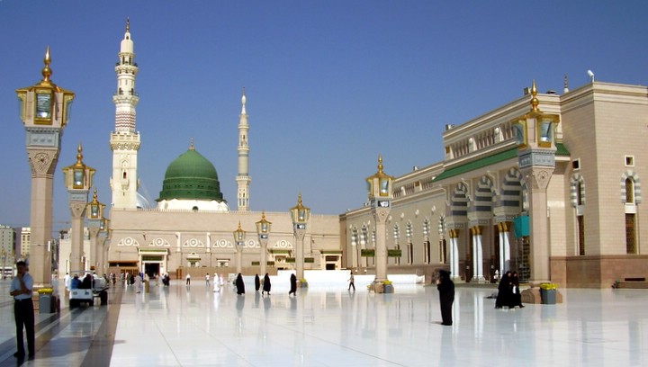 http://aziachmad.files.wordpress.com/2009/05/masjid-nabawi-madinah-saudi-arabia1.jpg